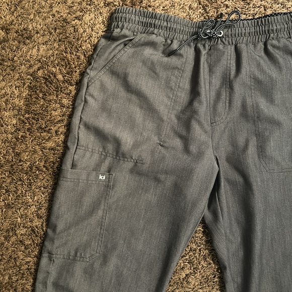 Koi Men’s Scrub Set (Grey) - Picture 5 of 6